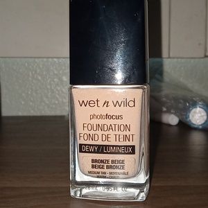 Wet n wild photofocus foundation dewy + lumineux